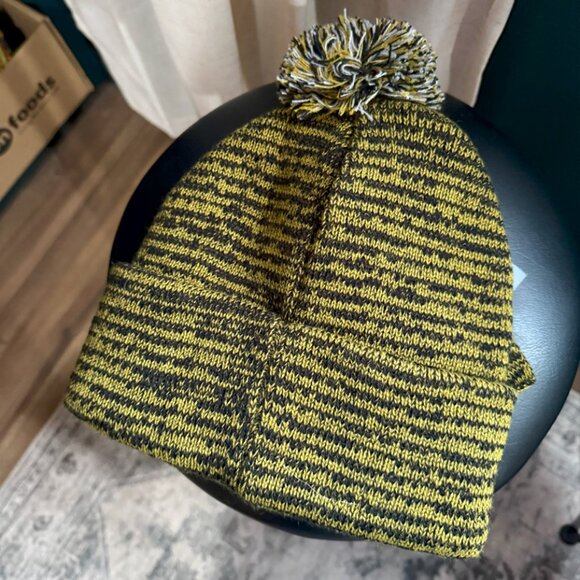 Harry Potter Hufflepuff Glove & Beanie Set - Picture 2 of 4